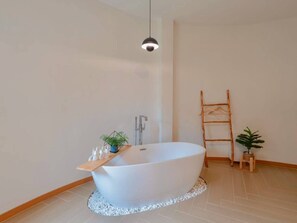Shower, hair dryer, towels - Rabbit Villa Bangsaray (Sattahip)