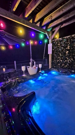 屋外スパ浴槽. Hot Tub Cottage Near Mourne Mountains | Sleeps 6 + Infants, Pet-Friendly