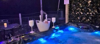 Pet-Friendly Cottage Near Mourne Mountains,  Entire Home in Ballyward,  UK.