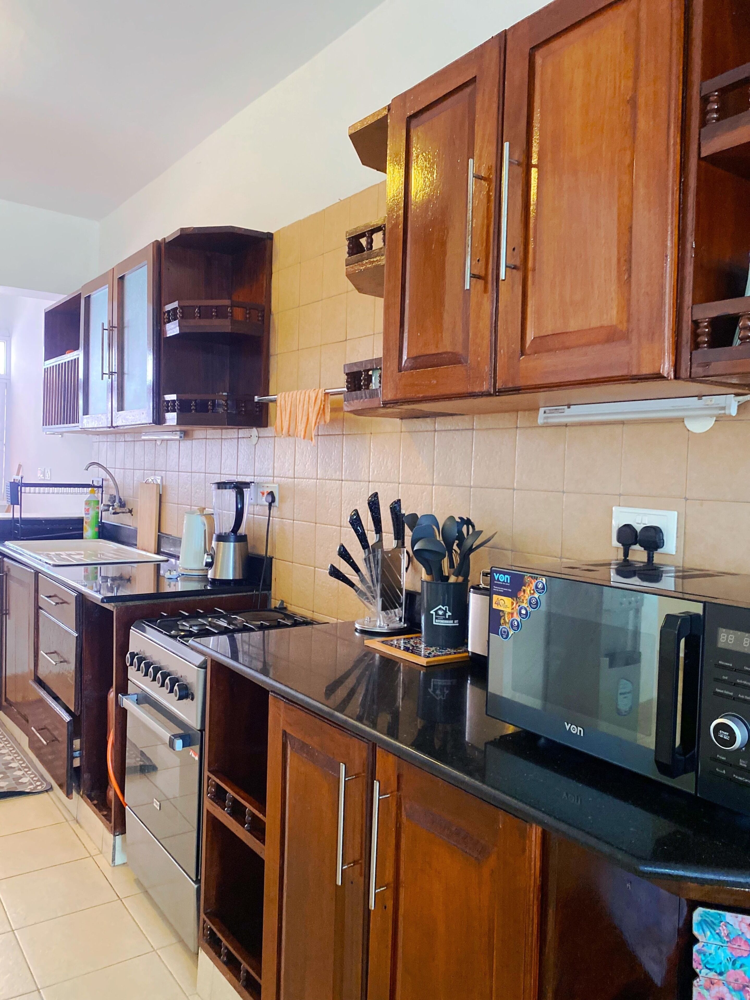 Grand réfrigérateur, micro-ondes, four, plaque de cuisson