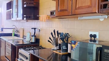 Køleskab/fryser i fuld størrelse, mikrobølgeovn, ovn, kogeplade