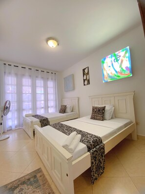 Deluxe-lejlighed - havudsigt | Skrivebord, arbejdsområde til bærbare computere, strygejern/strygebræt