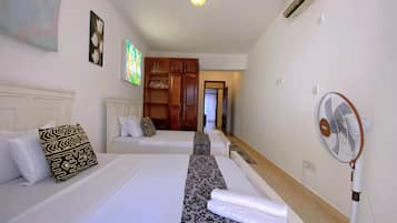 Leilighet – deluxe, sjøutsikt | Skrivebord, skrivebord for bærbar PC og strykejern/-brett