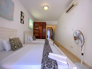 Appartamento Deluxe, vista mare | Una scrivania, postazione laptop, ferro/asse da stiro, Wi-Fi gratuito