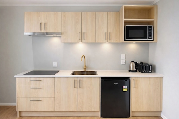 Frigobar, micro-ondas, cooktop, talheres/pratos/utensílios de cozinha