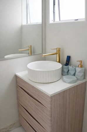 Ducha, artículos de tocador gratuitos, toallas, jabón