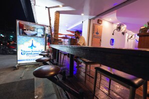 Terrace/patio - Baan Kamala Backpacker (Kamala)