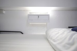 4 Beds Mixed Dormitory AC Room 1person/bed | Garden view - Baan Kamala Backpacker (Kamala)