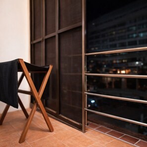 Ropa de cama de alta calidad y caja de seguridad en la habitación 