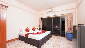 A hotel room with a bed, a wardrobe, a bathroom, and a balcony. - Baan Kamala Backpacker (Kamala)