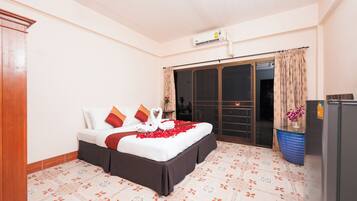 Private Standard double bed room AC with share Bathroom