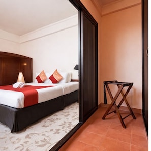 Private Standard double bed room AC with share Bathroom | Ropa de cama de alta calidad y caja de seguridad en la habitación 