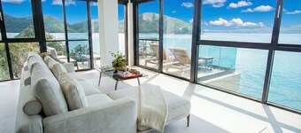 Waterfront Luxe 160sqm villa - Epic views good food