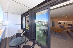 Un apartamento moderno con balcón, comedor y cocina.