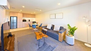 Un apartamento moderno con cocina, comedor y sala de estar.