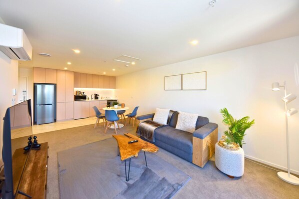 Un apartamento moderno con cocina, comedor y sala de estar.