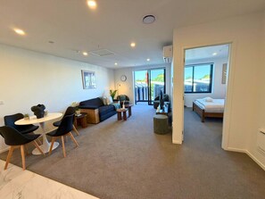 1 bedroom, iron/ironing board, WiFi, bed sheets - Sleek & New 1BR Apartment on Manchester Street (Christchurch)