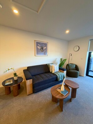 TV - Sleek & New 1BR Apartment on Manchester Street (Christchurch)