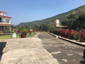 Property grounds - The shelar's Royal inn (Mahabaleshwar)