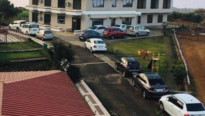 Ein mehrgeschossiges Gebäude mit Parkplatz.