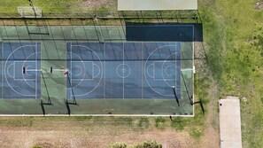 Sports court - Family Oasis by the River in Riverton (Riverton)