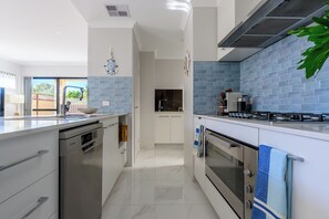 Private kitchen - Family Oasis by the River in Riverton (Riverton)