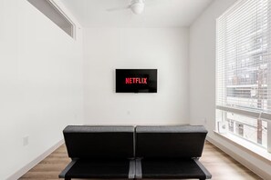 Smart TV, ping pong, computer monitors - Luxury 1BR + Sofa Bed With an Infinity Pool & Downtown Views (Austin)