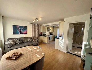 TV, books - Countryside Stay - Ashford Outlet & Eurotunnel (Ashford)