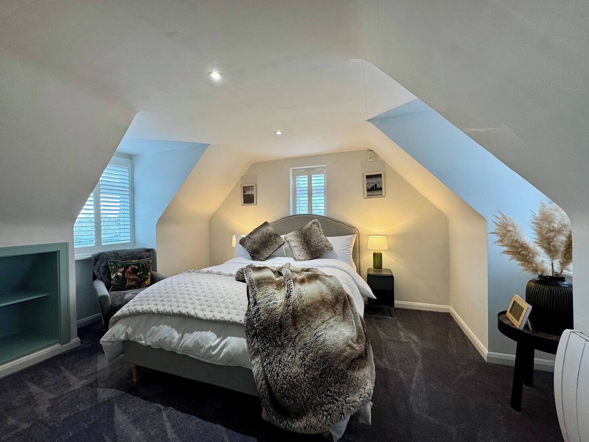 2 bedrooms, iron/ironing board, internet, bed sheets