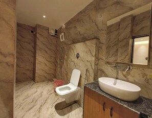 Regadera, amenidades de baño gratuitas, toallas, jabón 