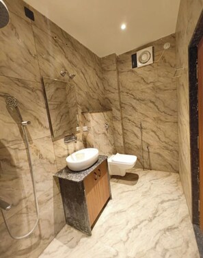 Dusj, toalettartikler (inkludert), håndklær og såpe