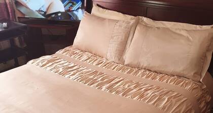 Schlafzimmer mit eigenem Bad, eigener Toilette und Dusche und unbegrenztem WLAN