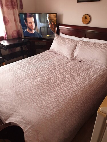 Ensuite Bedroom with Private Toilet and Shower and unlimited WIFI