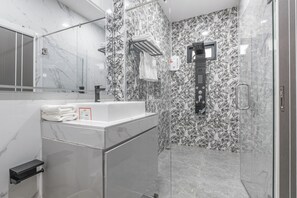 Shower, hair dryer - Luxury 3BR Private Pool Villa near Walking Street (Muang Pattaya)