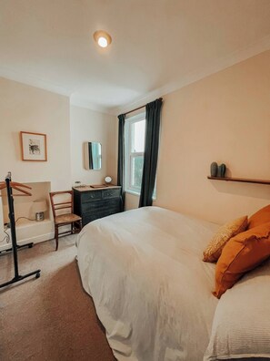 2 bedrooms, iron/ironing board, internet, bed sheets - Bright 2-Bed Flat in Huntingdon Town Centre (Huntingdon)