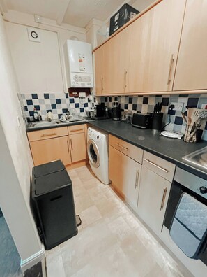Fridge, microwave, oven, stovetop - Bright 2-Bed Flat in Huntingdon Town Centre (Huntingdon)
