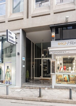Ein Geschäft mit einer Schaufensterschild für 'Furs Leather Cashmere' und einer weiteren für 'Gold/Silver'.
