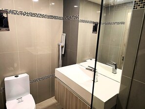 Shower, towels - Budget Studio Condo with Resort-Style Pool - Laguna Beach Resort 1, Jomtien (Muang Pattaya)