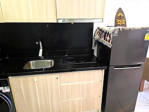Fridge, stovetop, toaster, cookware/dishes/utensils - Budget Studio Condo with Resort-Style Pool - Laguna Beach Resort 1, Jomtien (Muang Pattaya)