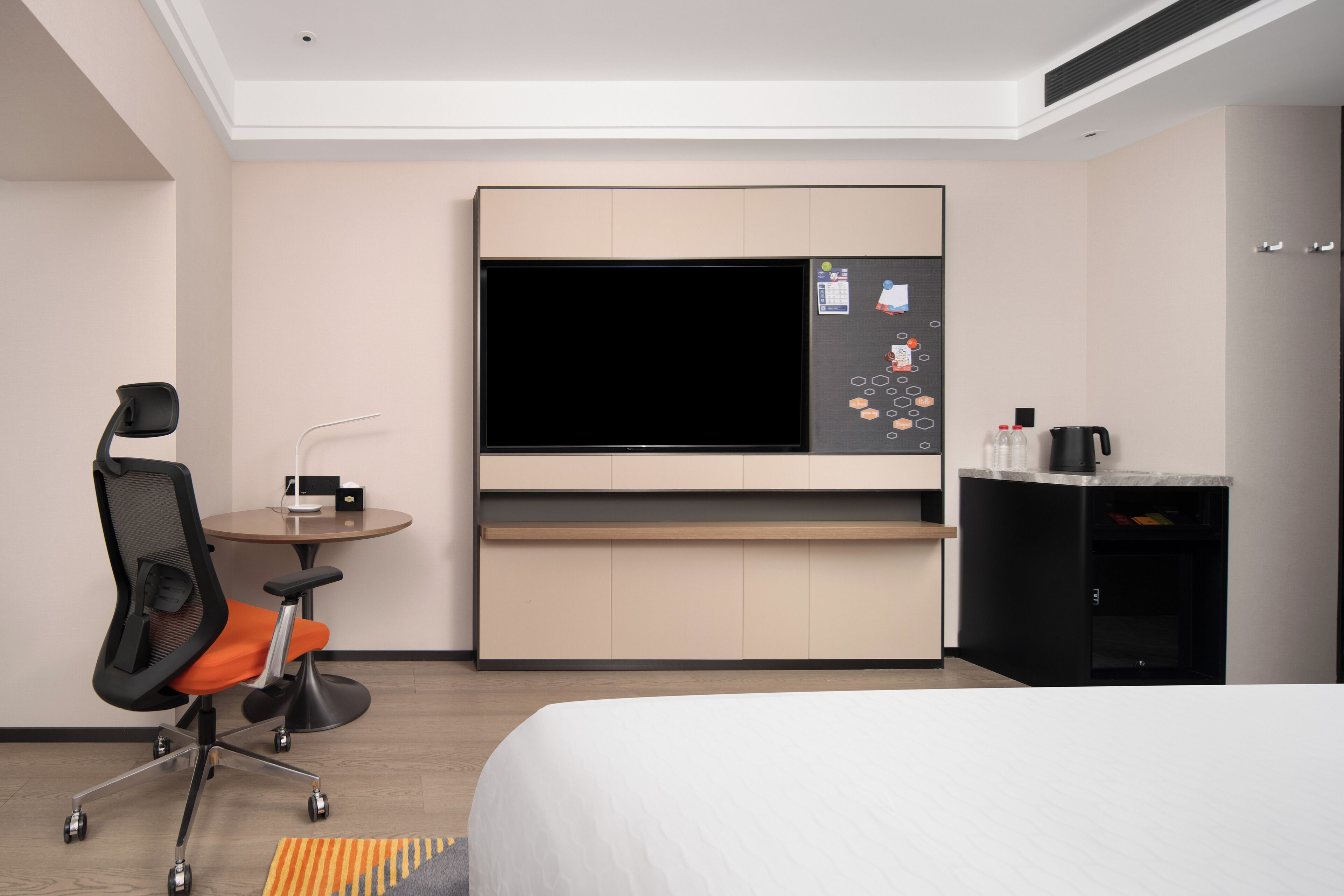 Habitación doble Confort, vista a la ciudad | Espacio para trabajar con laptop y wifi gratis 