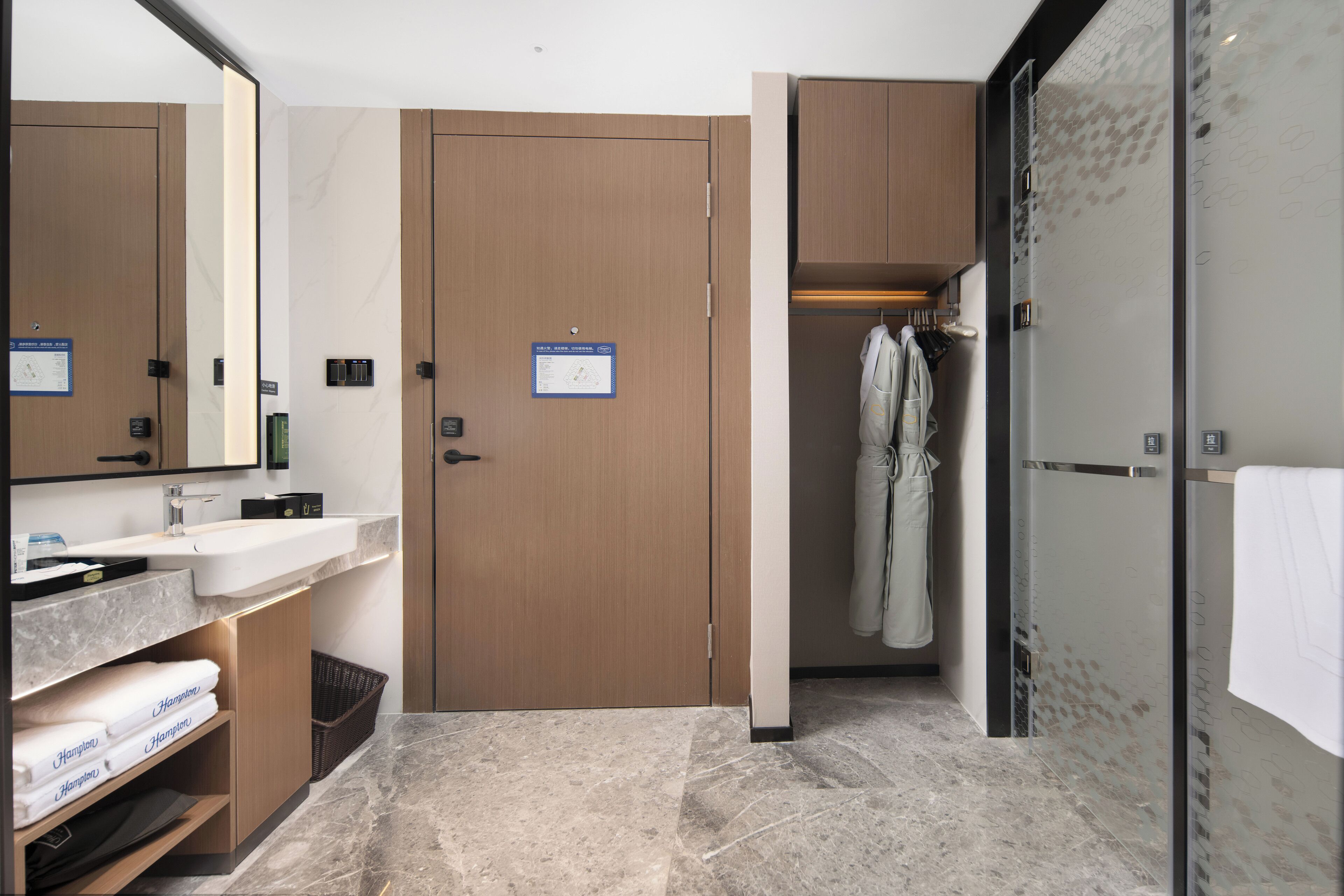 Habitación doble superior, vista parcial al lago | Baño | Amenidades de baño gratuitas, secadora de cabello, pantuflas, toallas 