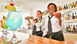 Bar (on property) - The crown Oasis Luxury Escape   All inclusive (Puerto Plata)