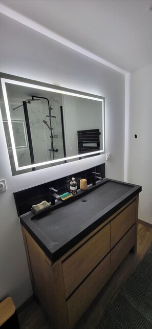 Suihku, pyyhkeet, saippua, vessapaperi