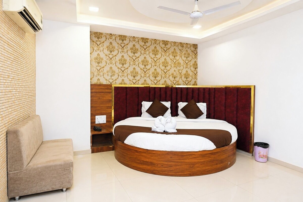 Suite, City View | Hypo-allergenic bedding available, desk, laptop workspace