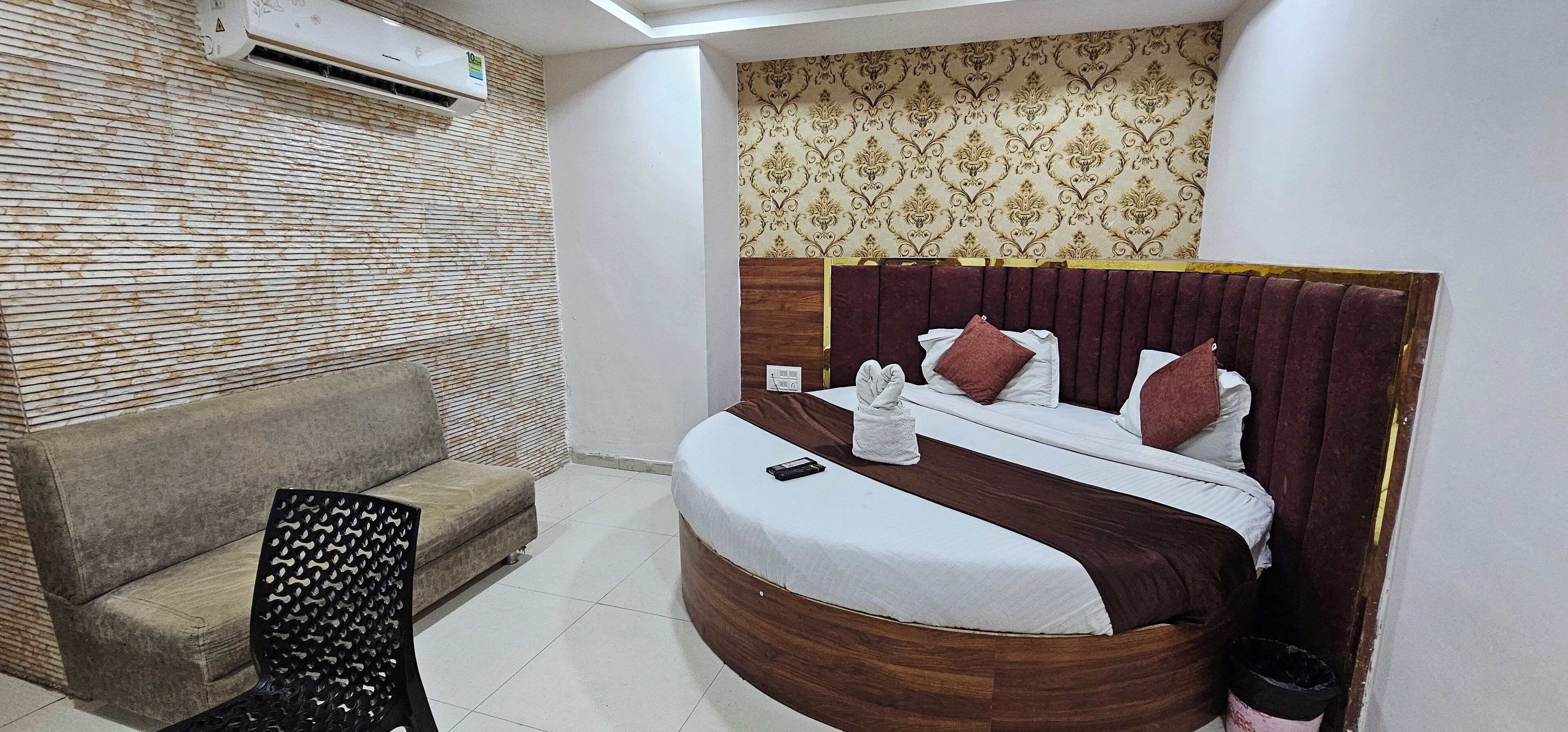 Deluxe Double Room, City View | Desk, laptop workspace, iron/ironing board, free WiFi