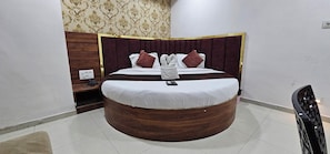 Escritorio y espacio para trabajar con laptop