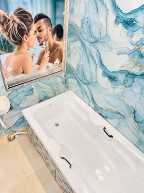 Suite, Stadtblick | Badezimmer | Kostenlose Toilettenartikel, Hausschuhe, Handtücher, Seife