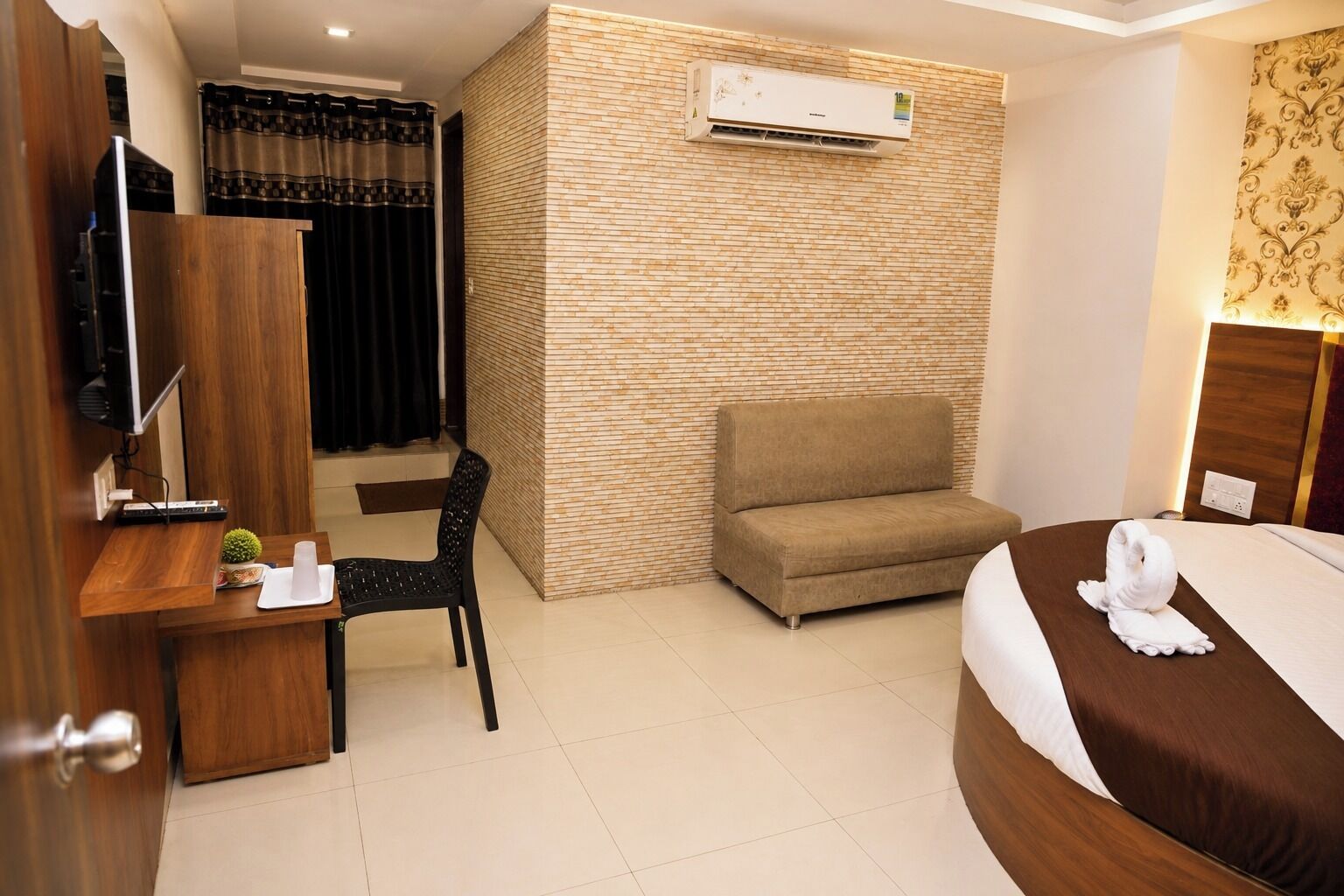 Suite, City View
