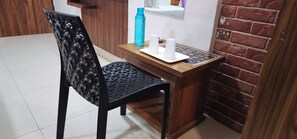 Schreibtisch, laptopgeeigneter Arbeitsplatz, Bügeleisen/Bügelbrett