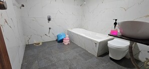 Deluxe dubbelrum - utsikt mot staden | Badrum | Gratis toalettartiklar, tofflor, handdukar och tvål